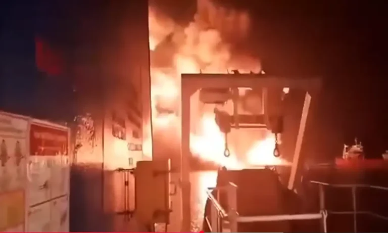 Κοινωνία: Μέση Ανατολή: Αγωνία για τους Έλληνες ναυτικούς που εγκλωβίστηκαν στον Περσικό – Σοκαριστικό βίντεο με εκρήξεις κοντά σε ελληνικό πλοίο